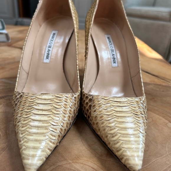 MANOLO BLAHNIK BEIGE SNAKESKIN BB CLASSIC PUMPS POINTY TOE HEELS - Picture 2 of 10